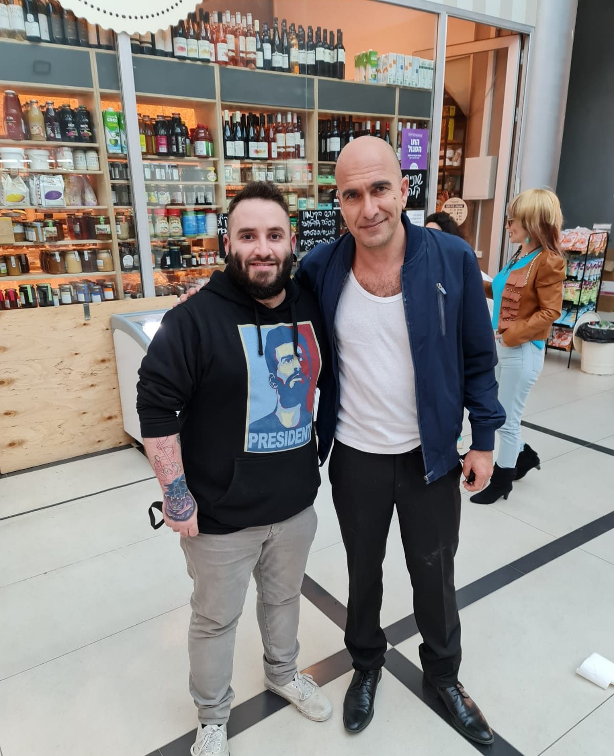 סתיו כהן צעצוע של חנות עם אסי כהן במרכז הבמה צילום פרטי