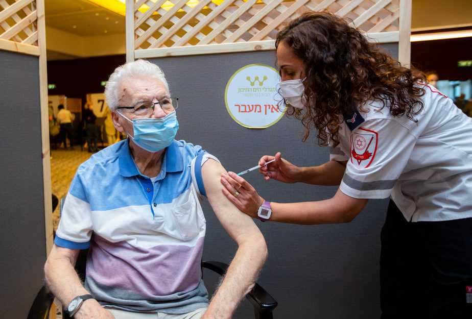 חובשת מד"א מחסנת דייר במגדלי הים התיכון (צילום דוברות מד"א)
