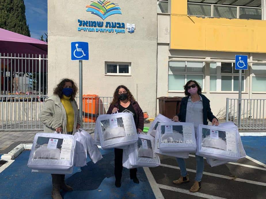 חלוקת שמיכות פוך לקשישים (צילום דוברות עיריית גבעת שמואל)