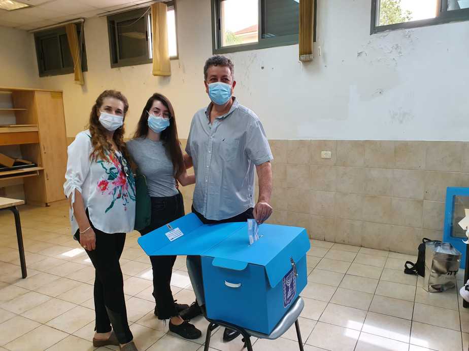 ראש עיריית קריית אונו ישראל גל מצביע עם אשתו ובתו (צילום דוברות עיריית קריית אונו)