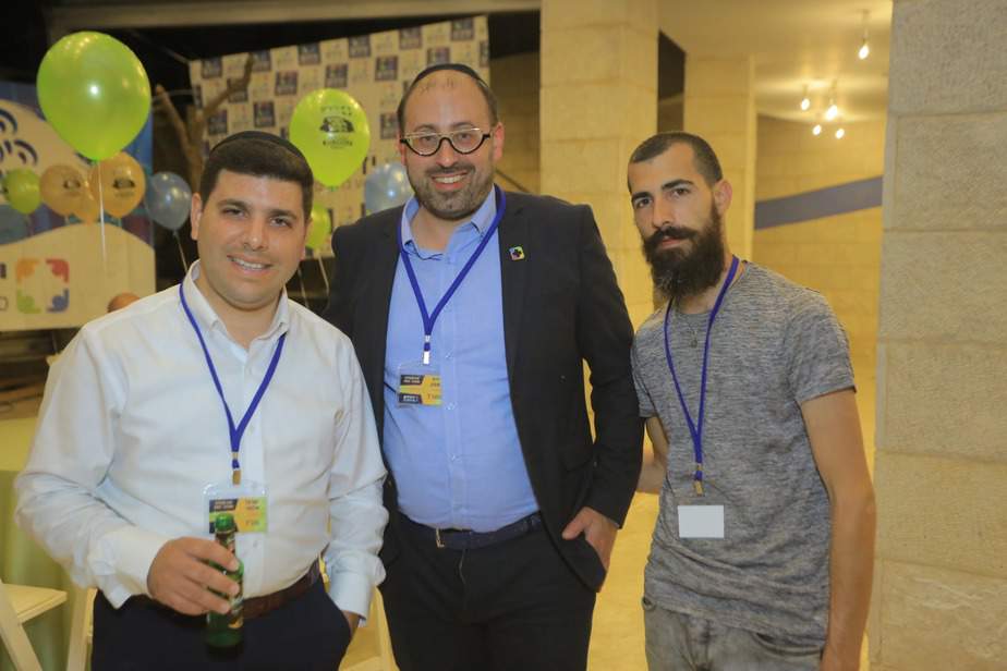הרמת כוסית לכבוד חג הפסח למנהלים וסגנים בארגון ידידים. קרדיט צילום: ידידים