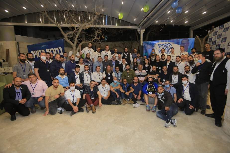 הרמת כוסית לכבוד חג הפסח למנהלים וסגנים בארגון ידידים. קרדיט צילום: ידידים