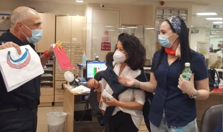 מש"ק גבעת שמואל מחלק מתנות בבי"ח תל השומר (צילום דובורת המשטרה)