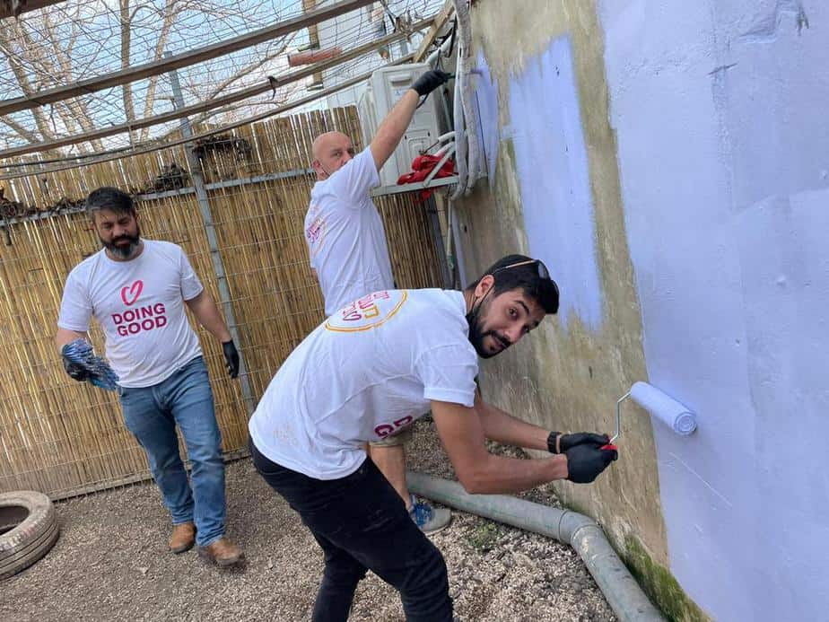 שיטור עירוני יהוד מונוסן בפעילות בכלבייה (צילום דוברות המשטרה)