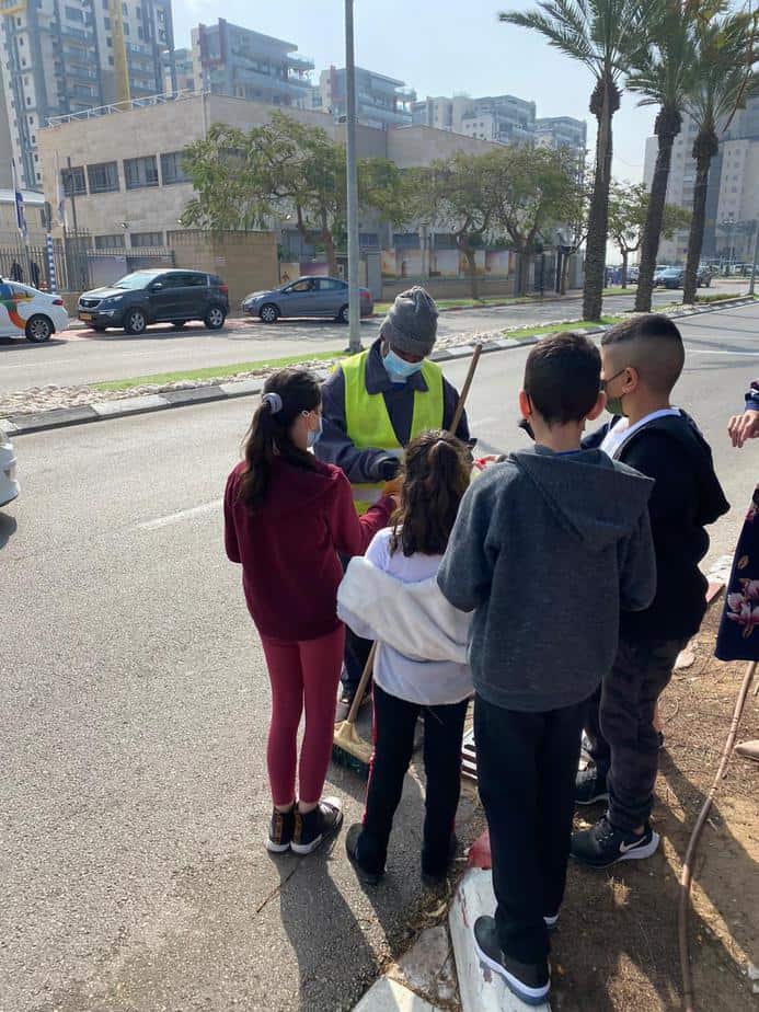 תלמידי אהוד מנור מעניקים תשומת לב למנקי הרחובות