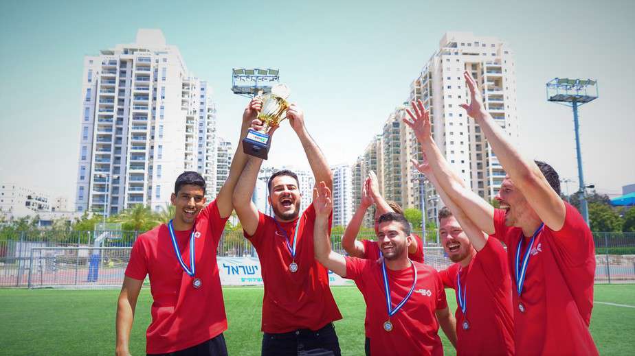 הנפת גביע של הקבוצה המנצחת בטורניר ההתרמה (צילום אור חורי)
