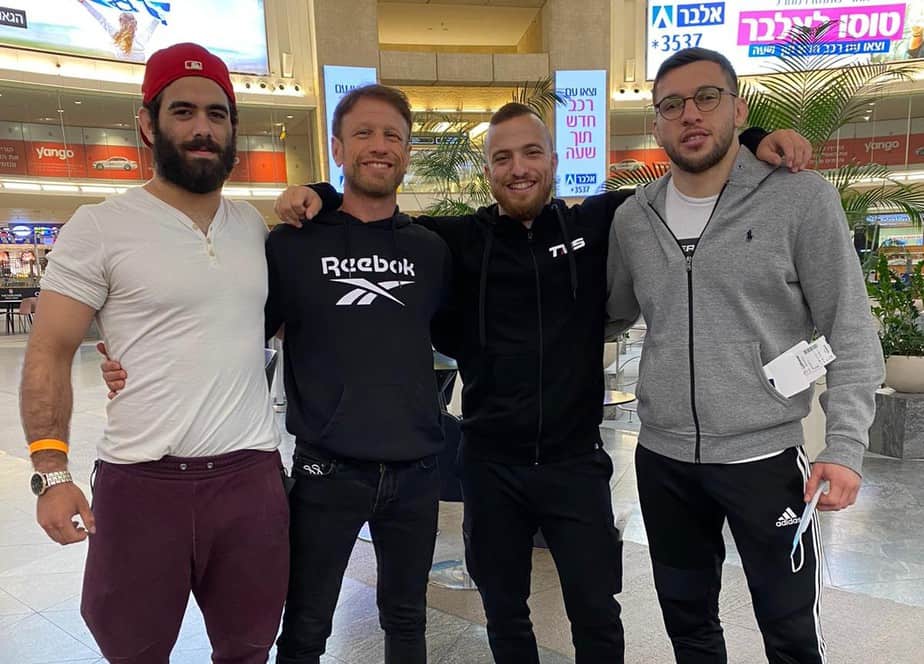 ספורטאי הג'יוג'יטסו רגע לפני העלייה למטוס (צילום רון כהן)