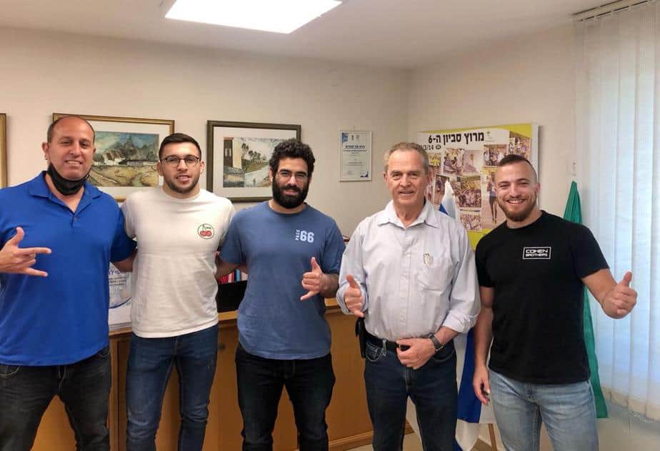 מוטי לנדאו לצד ספורטאי הג'יוג'יטסו מסביון (צילום דוברות סביון)