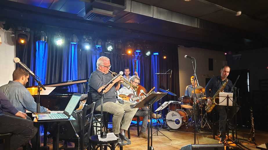 פרופ'יהודה סומר כהן והרכב הג'ז (צילום ניר שלו)