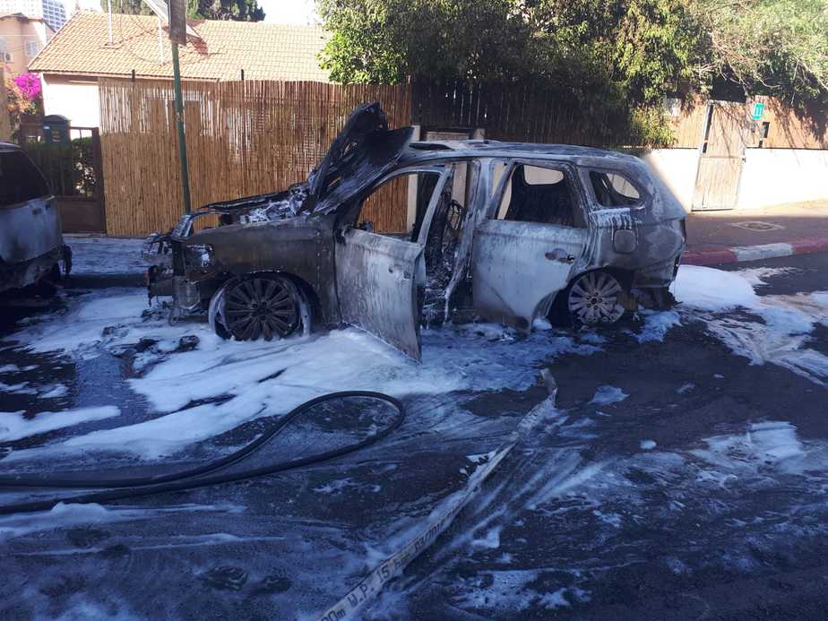 הרכב שנשרף ברחוב הרצל בקריית אונו. צילום: תיעוד מבצעי כבאות והצלה