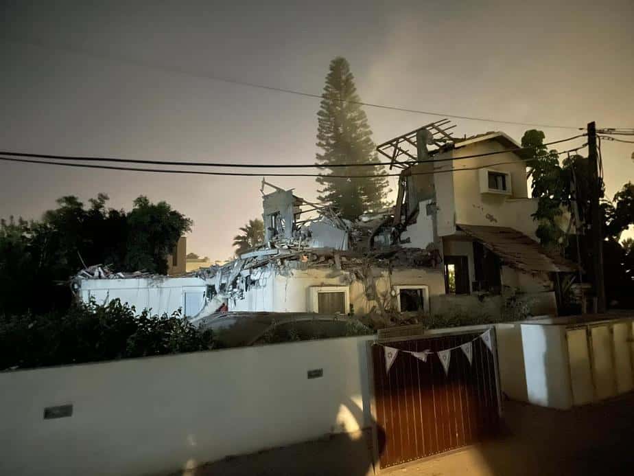 הבית שנפגע ביהוד. צילום: דוברות איחוד הצלה