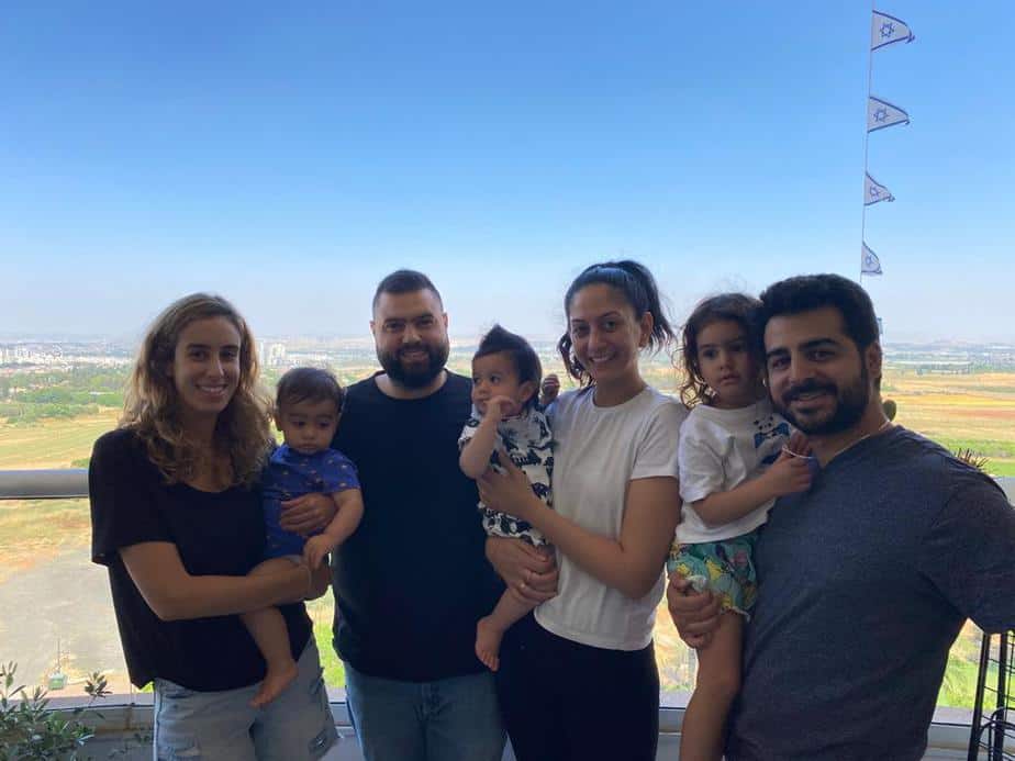 מימין לשמאל: יאן חכמון, ארבל חכמון, נורין סופר, רווה סופר, אורי סופר, גיא חכמון ועמית אמסלם-חכמון. צילום: באדיבות משפחת חכמון