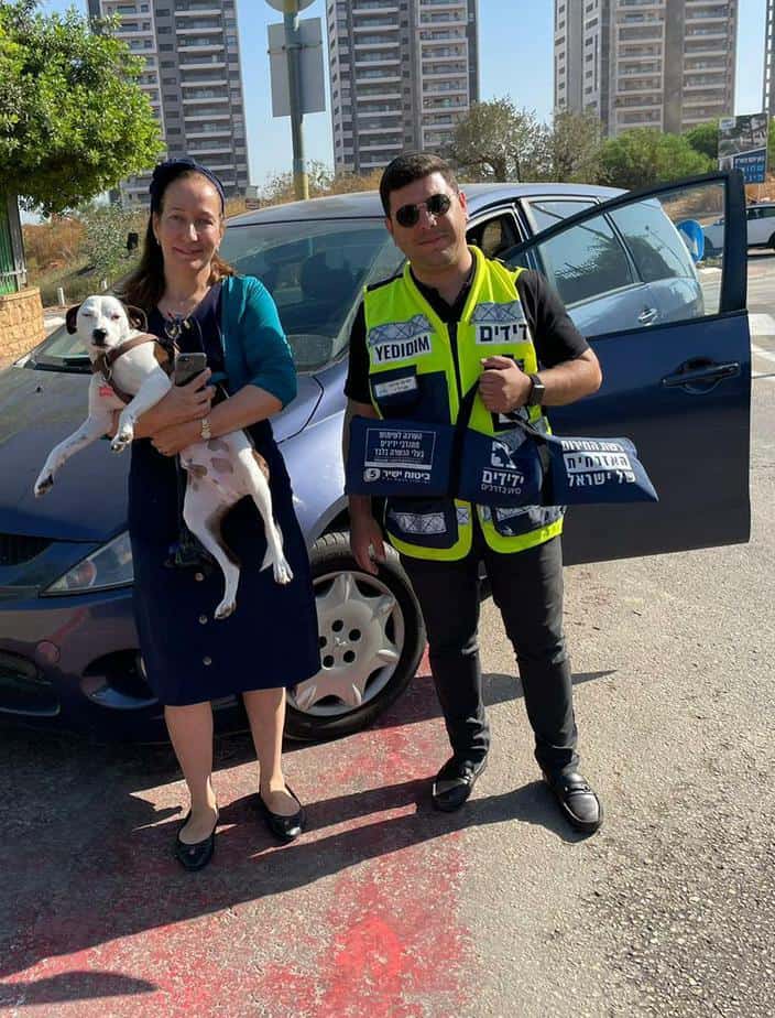 כונן ידידים ישראל אלמסי, בעלת הכלב והכלב שננעל ברכב. צילום: ידידים