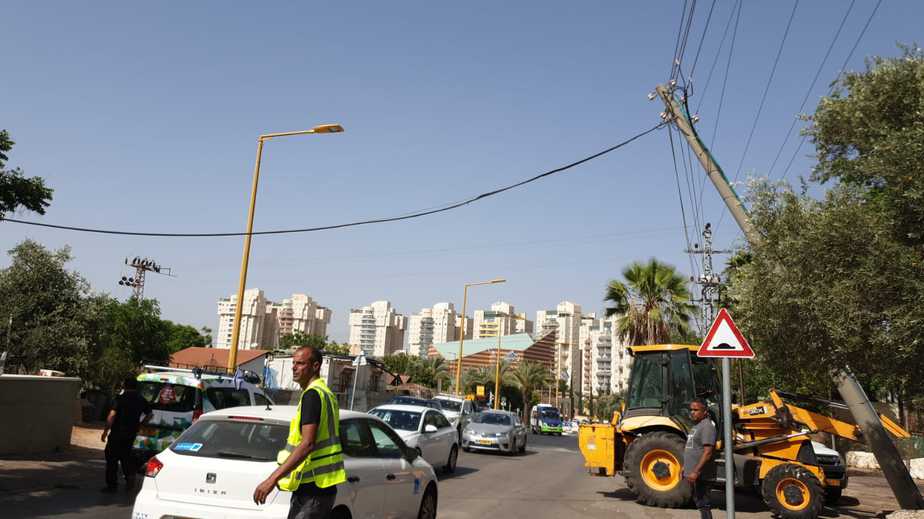 עמוד החשמל שנפגע ממשאית. צילום: דליה לין