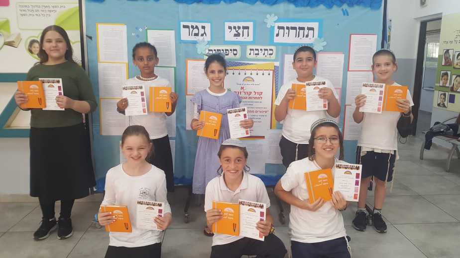 שמונת הנציגים של בית הספר סעדיה גאון בתחרות הכותבים הצעירים הארצית. צילום: המרכז הישראלי לחדשנות בחינוך