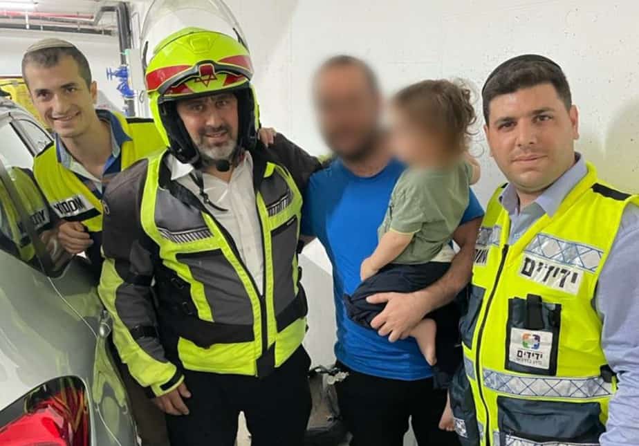 כונני ידידים לצד האב והתינוק שחולץ (צילום ידידים)