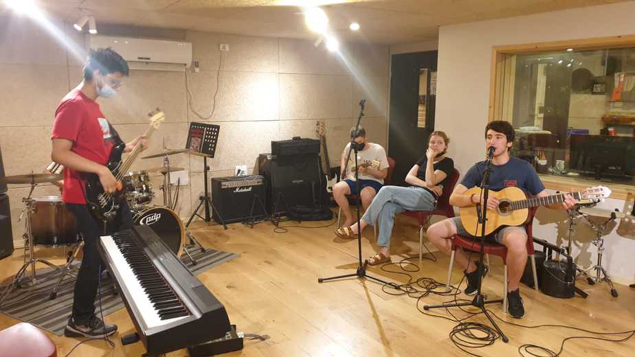 חניכי הצוללת האדומה מנגנים במקלט בגן הגיבורים. צילום: מחלקת נוער וצעירים קריית אונו