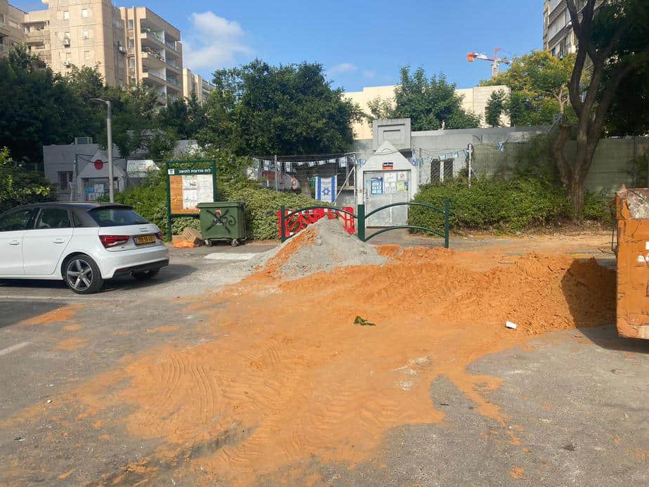 ערמת חומרי הבניין בכניסה לגני הילדים ורד וסביון. צילום: אונו ניוז