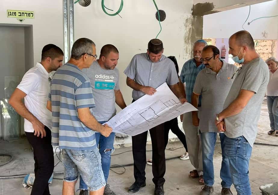 ראש העירייה יוסי ברודני, סגנו יעקב ויליאן, מנכ״ל העירייה גבי חדד, מהנדסת העירייה רחל ברגר ומנהלת אגף החינוך אתי דהן בסיור שערכו הבוקר במוסדות החינוך בעיר. צילום: דוברות עיריית גבעת שמואל