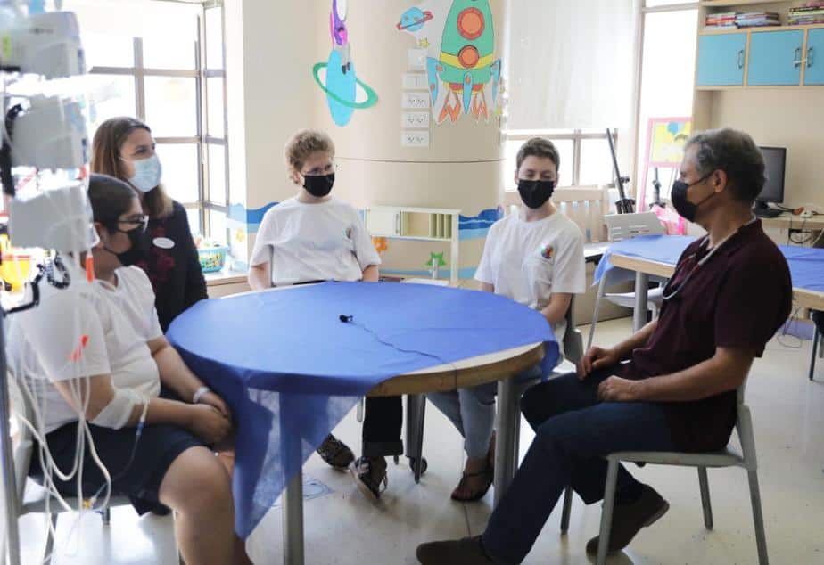 מימין לשמאל: איתן סטיבה, יעל, מיכל, ד"ר אפרת ברון הרלב ושוהם. צילום: דוברות מרכז שניידר