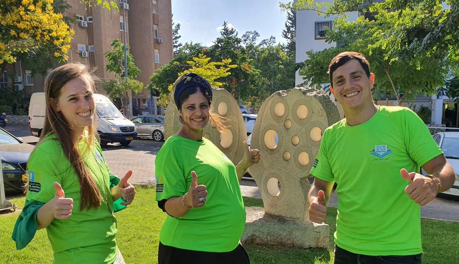 שלומית מרסיאנו (באמצע) עם מתנדבי סיירת ההורים אליאור פניגל (מימין) ויעל בן נון. צילום: דוברות עיריית גבעת שמואל