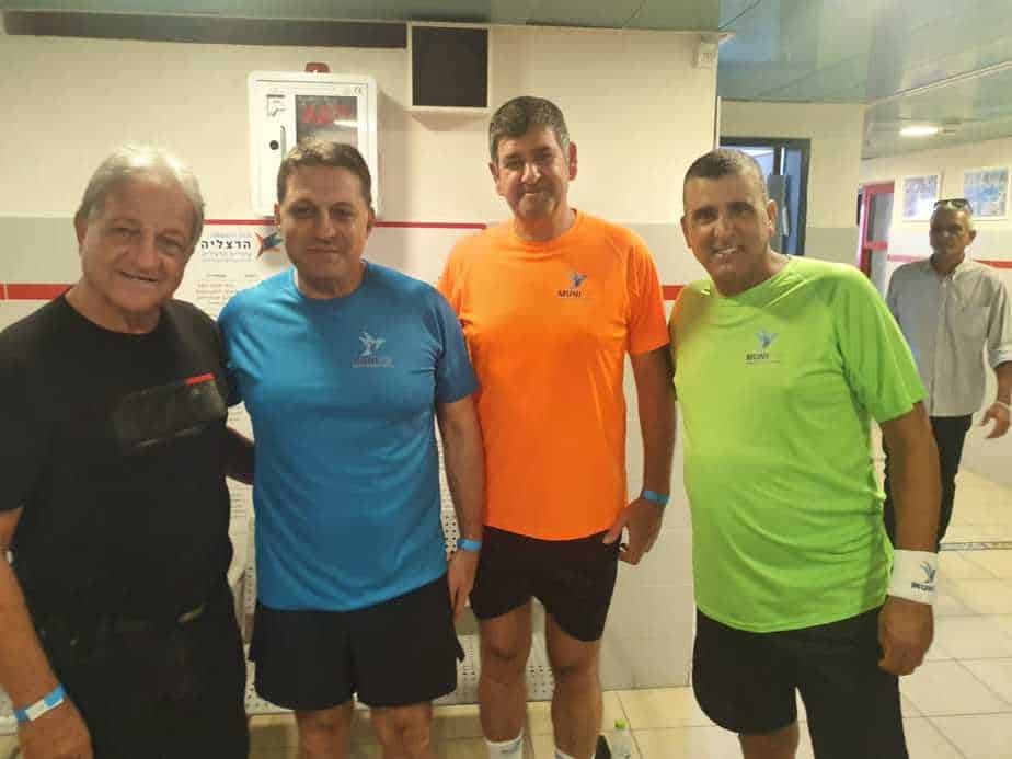 מימין לשמאל: אסי לוי מהשלטון המקומי, ראש עיריית גבעת שמואל יוסי ברודני, יו"ר השלטון המקומי וראש עיריית מודיעין-מכבים-רעות חיים ביבס ושחקן העבר שייע פיגנבוים. צילום דוברות עיריית גבעת שמואל