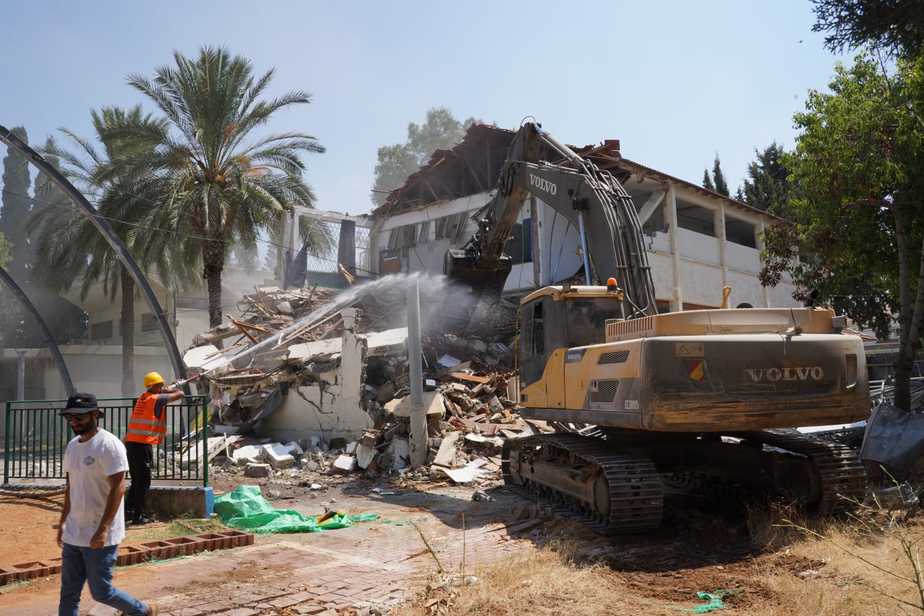 הריסת האגף הישן בבית הספר רמז ביהוד. צילום: ציון בלחסן