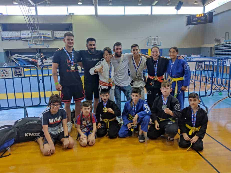נבחרת MR-SCORPION"" מימין לשמאל: ניקה שוריגין, ליה שלו, נועם אגובל, המדריך רועי ווסנר, אגם אוכמן, המאמן משה רובינוב, טל דיין, גור אלון, נועם אלדמע, אייל הימל ויהונתן רובינוב.