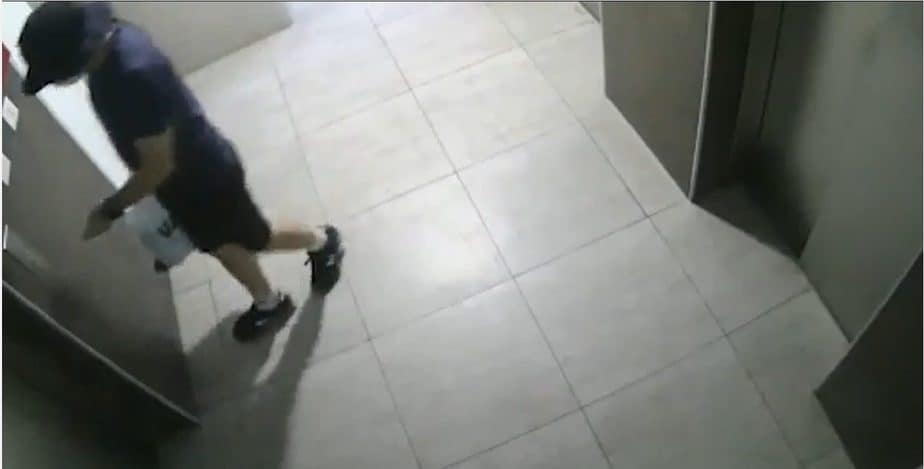 החשוד בניסיון לרצח תועד על ידי מצלמות האבטחה בבניין ברחובות. צילום: דוברות המשטרה