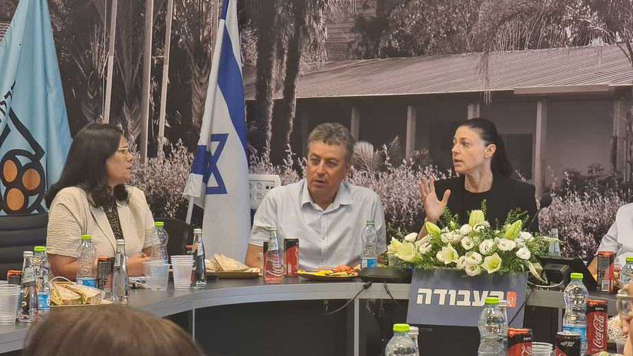 מימין לשמאל: מרב מיכאלי, ישראל גל וליזי דלריצה במפגש ראשי ערים של מפלגת העבודה. צילום: דוברות מועצת גני תקווה