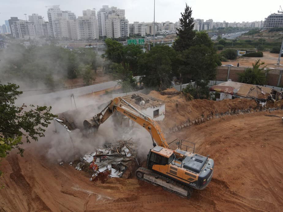 הריסת המבנים במתחם ביאליק בקריית אונו. צילום: ברק רדונסקי