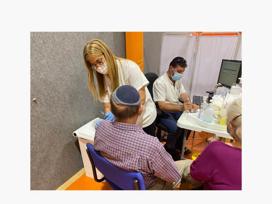 מגי כהן מחסנת תושבים במתחם החיסונים של הכללית באור יהודה. צילום: דוברות מחוז דן-פ"ת, כללית