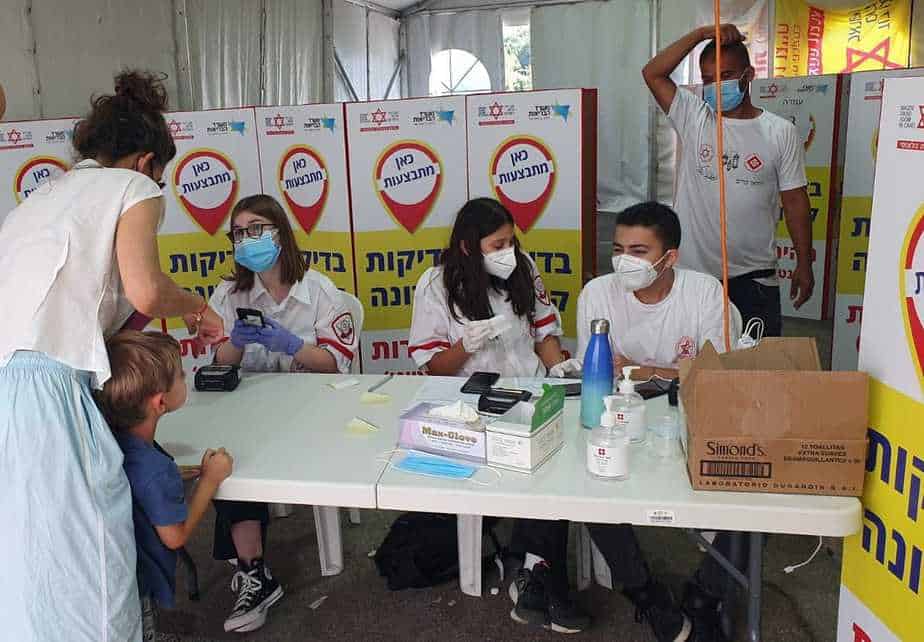 עמדת בדיקות קורונה מהירות. צילום: דוברות מד"א