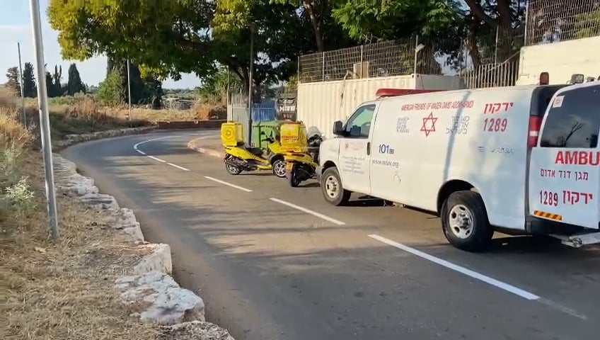 צוותי מד"א ליד בריכת גלי יהוד ביהוד-מונוסון. צילום: רזיאל יוסופוביץ, תיעוד מבצעי מד"א