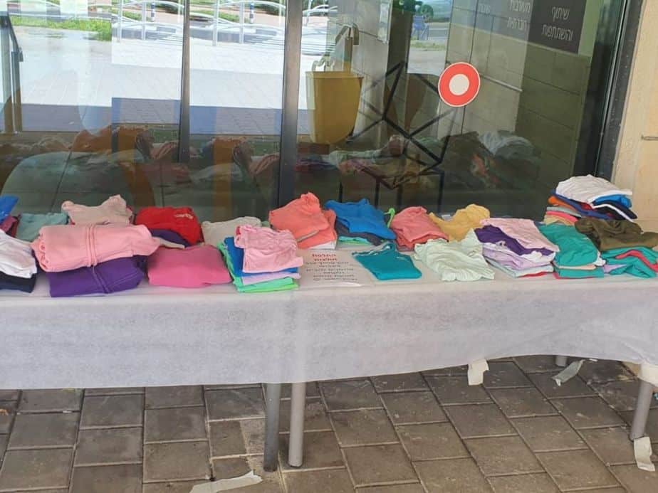 החולצות של בית הספר אילות המיועדות להחלפה. צילום: באדיבות הנהגת ההורים אילות
