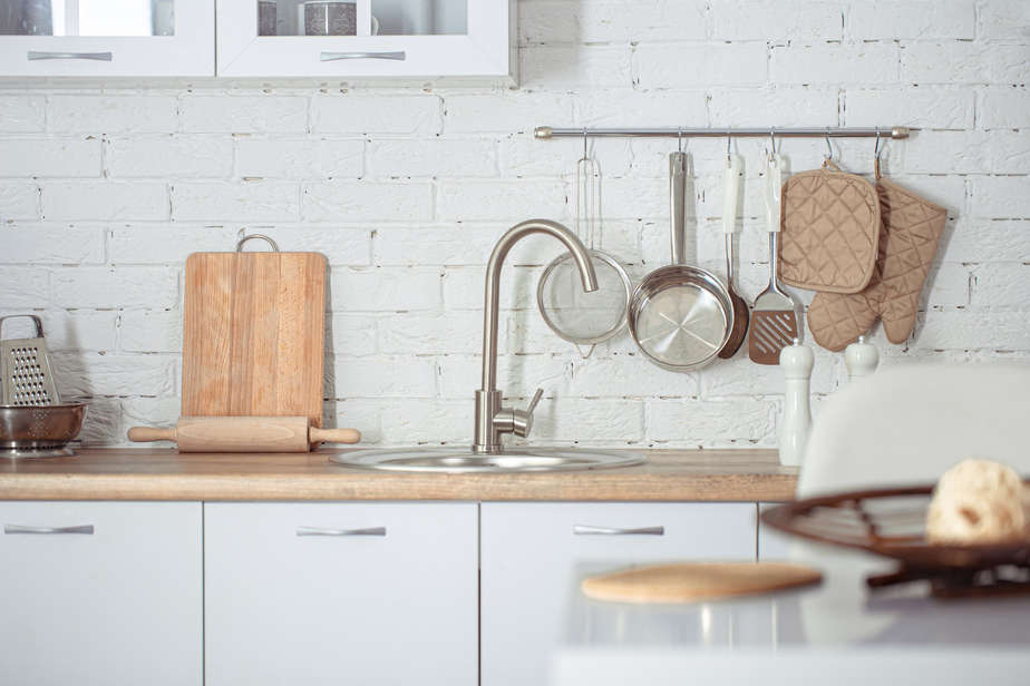 בסט לינקס צילום: קרדיט תמונה: freepik modern-stylish-scandinavian-kitchen-interior-with-kitchen-accessories-bright-white-kitchen-with-household-items