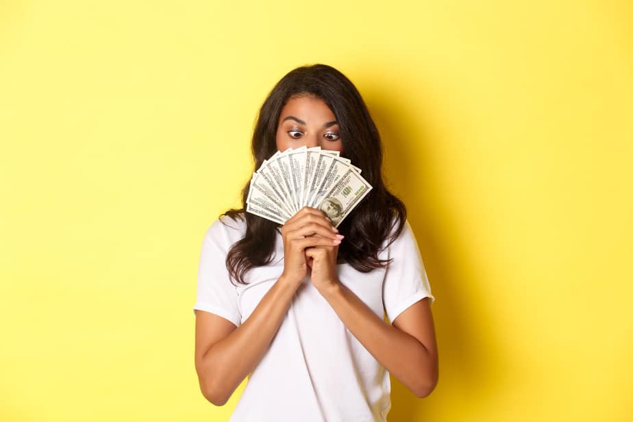 ביי פוסט fr – freepik portrait-lucky-africanamerican-girl-winning-money-prize-holding-cash-looking-amazed-standing