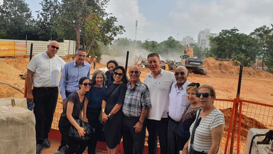 ישראל גל ואבי רוזן עם דיירי הפרויקט. צילום: ברק רדונסקי
