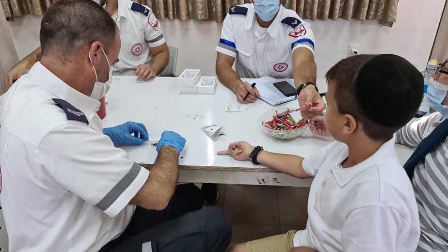 בדיקות סקר סרולוגי בקריית יערים. צילום: דוברות מד"א