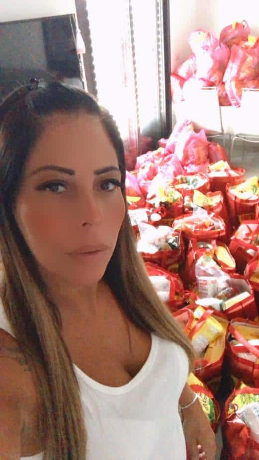 פאני סבג עם סלי המזון. צילום: באדיבות פאני סבג