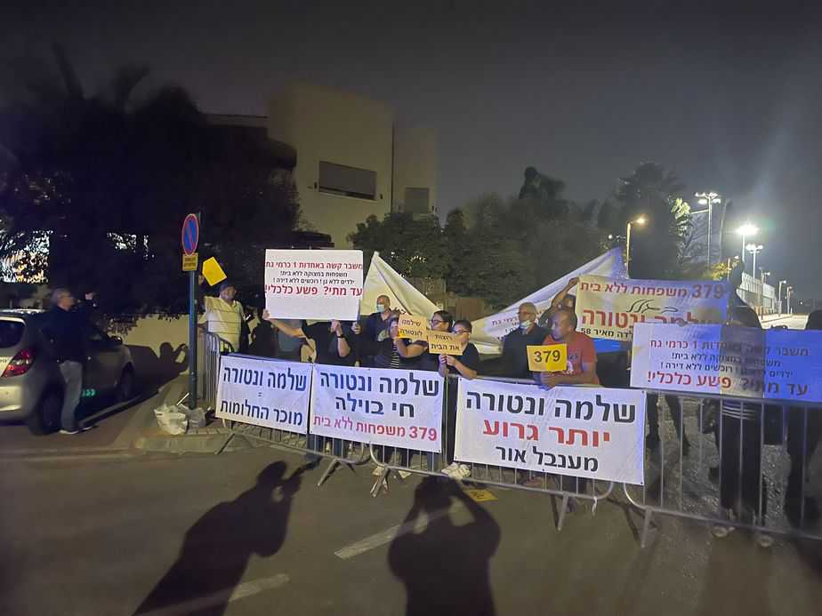 הפגנת רוכשי הדירות דרך קבוצת הרכישה מול ביתו של שלמה ונטורה ביהוד-מונוסון. צילום: באדיבות רוכשי הדירות