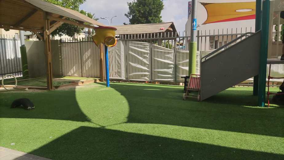 החצר שמפרידה בין גן צבר לגן חצב. צילום: באדיבות ההורים
