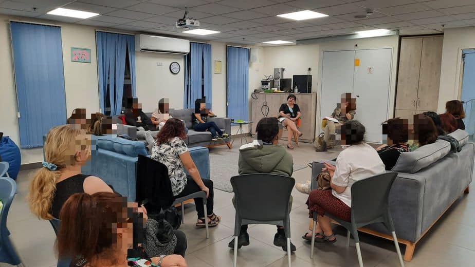 פגישה של מועדון נשים "שני נשי" של המרכז האזורי לשלום המשפחה ומניעת אלימות במשפחה. צילום: באדיבות המרכז האזורי לשלום המשפחה ומניעת אלימות במשפחה