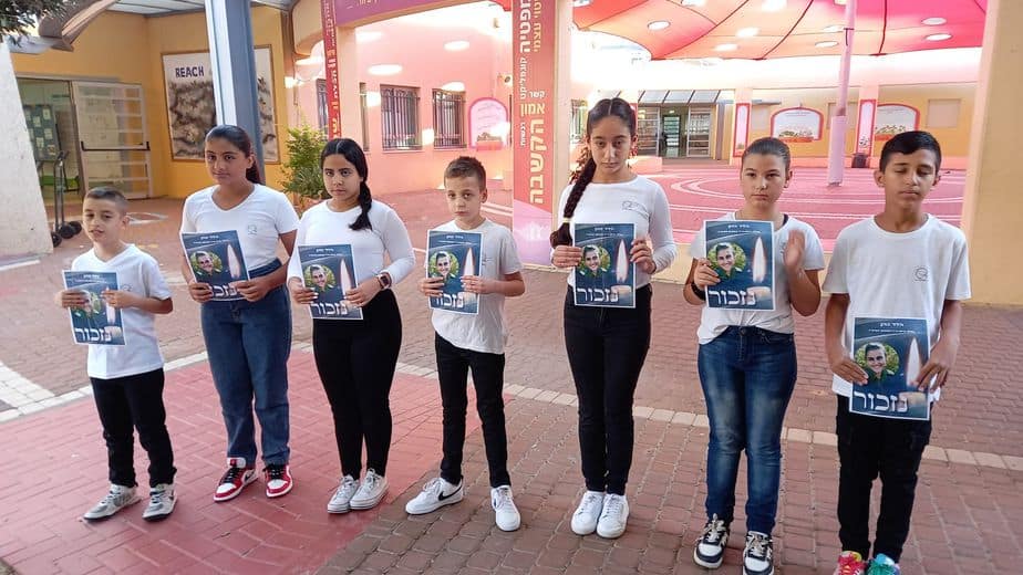 טקס חניכת "ספסל האומץ והגבורה של הדר" בבית הספר אהוד מנור. צילום: דוברות עיריית אור יהודה