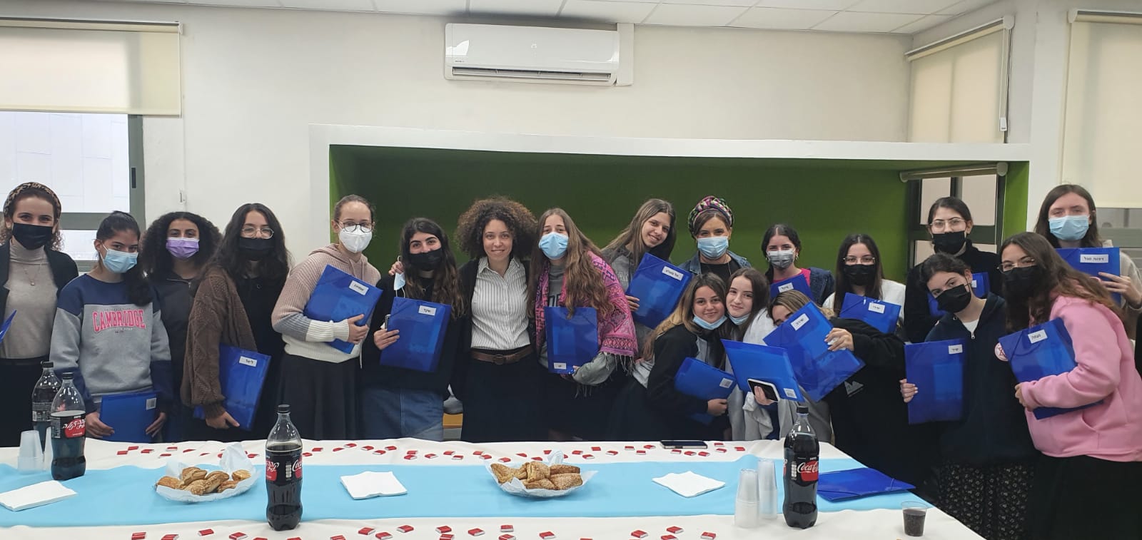 תלמידות אולפנת אמי"ת גבעת שמואל וליאת פריימן. צילום: דוברות רשת אמי"ת