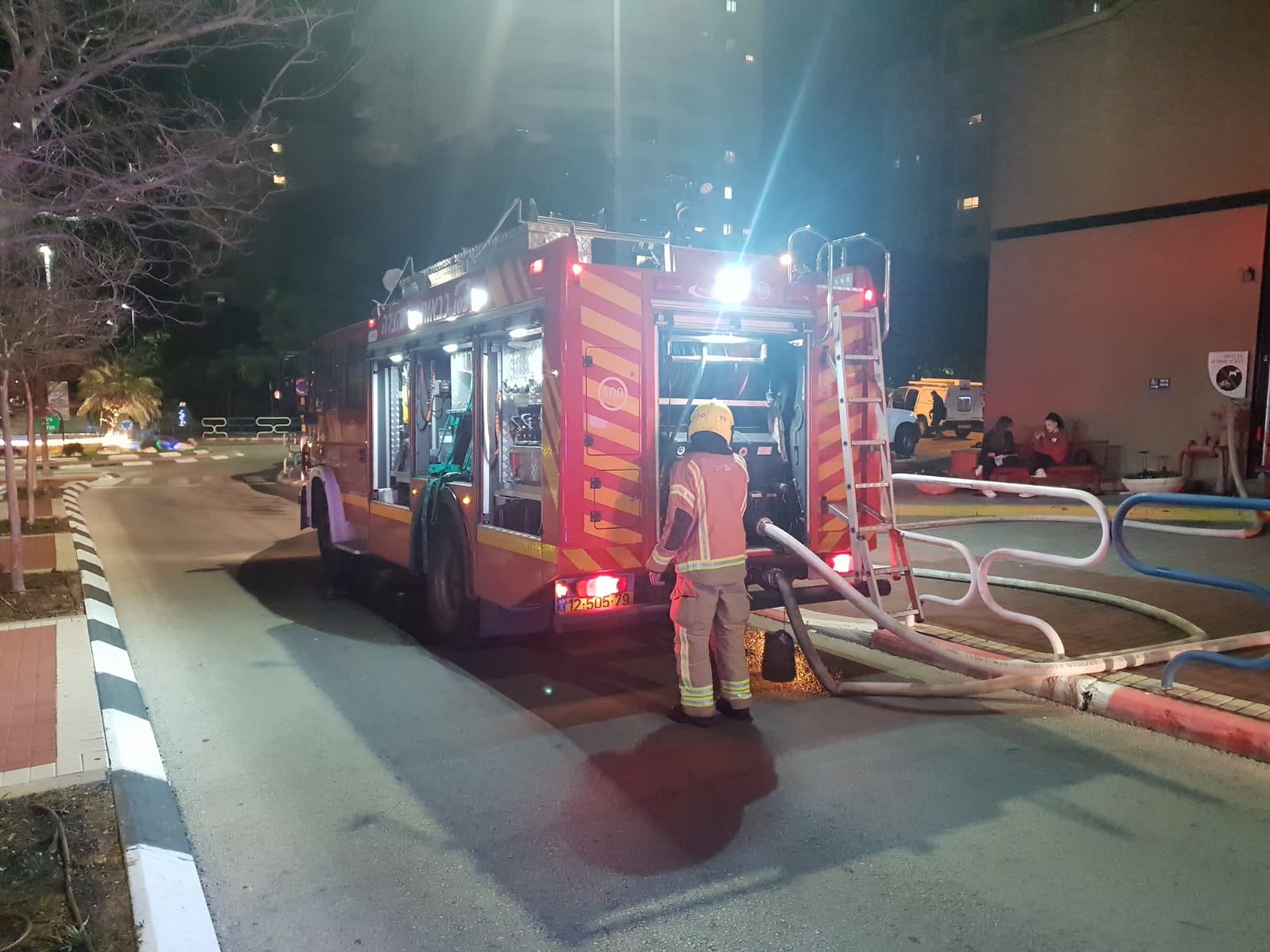 השריפה בקניון עופר הגבעה. צילום: תיעוד מבצעי, כבאות והצלה מחוז דן