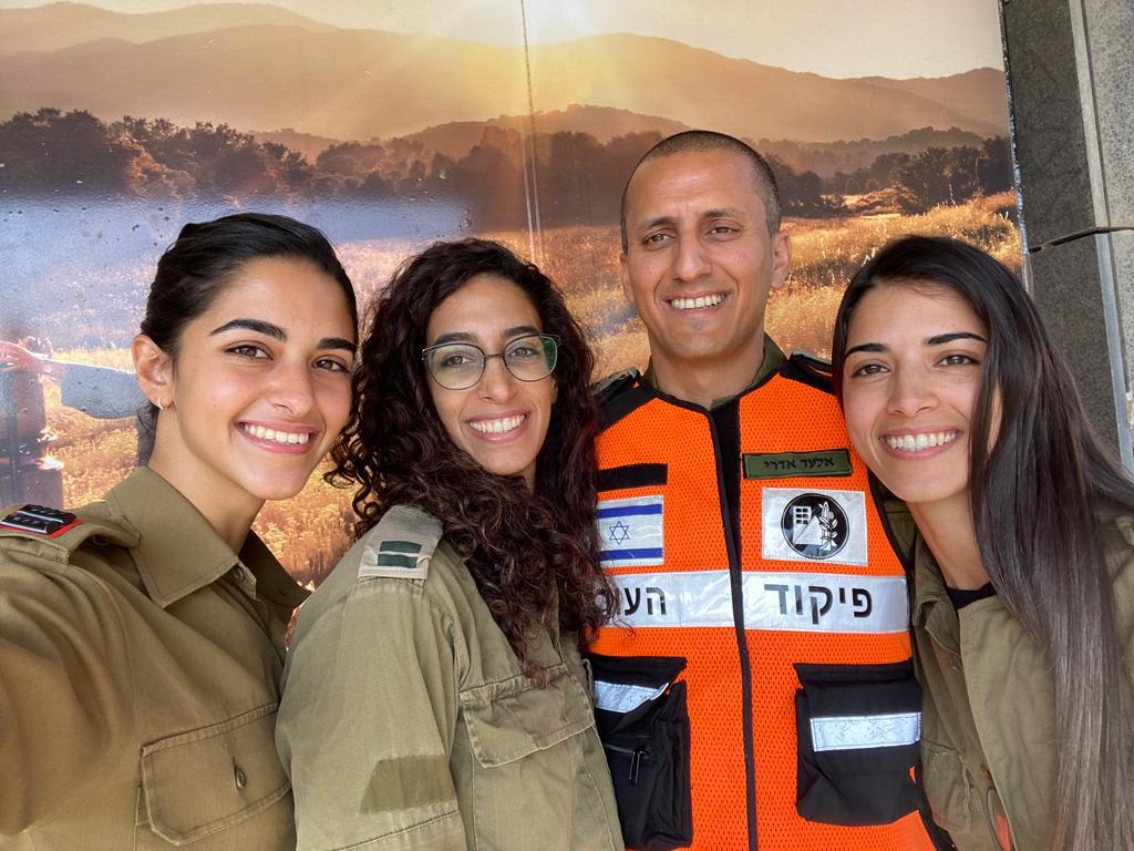 האחיות מאי,דניאל ושיר עם מפקד המחוז. צילום: דובר צה"ל