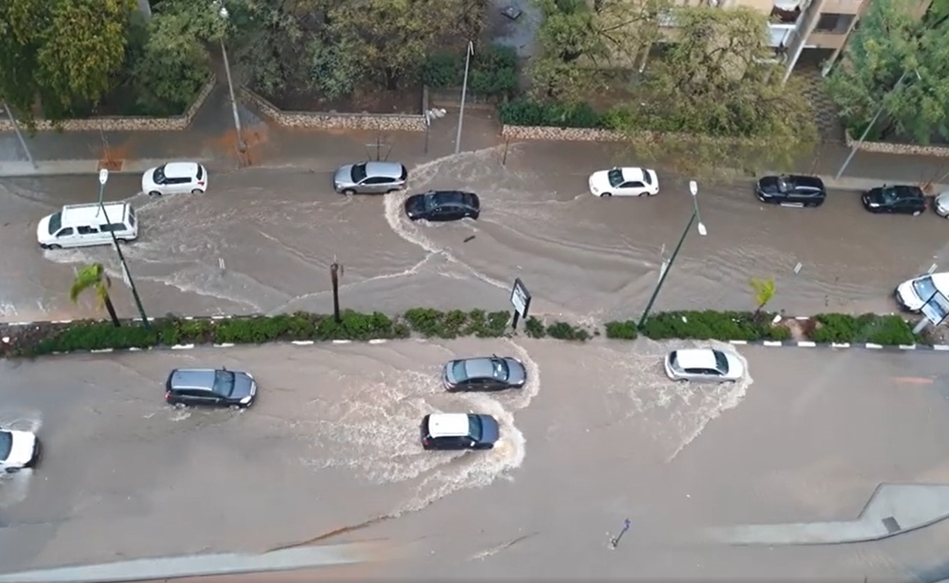 הצפות בלוי אשכול קריית אונו. צילום יקי לבוביץ לב