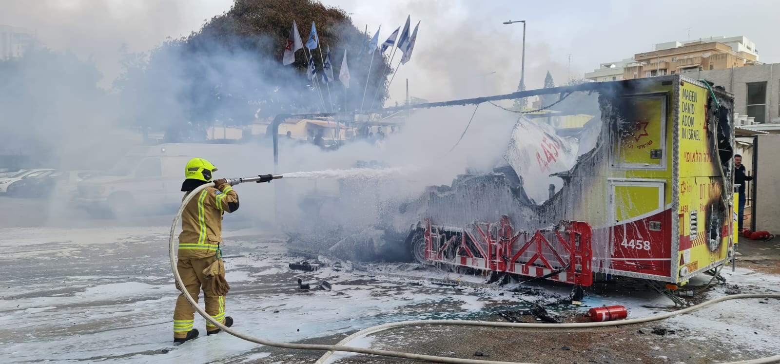 קריית אונו: שריפת רכב נגרר של מד"א.קרדיט: תיעוד מבצעי, כבאות והצלה מחוז דן