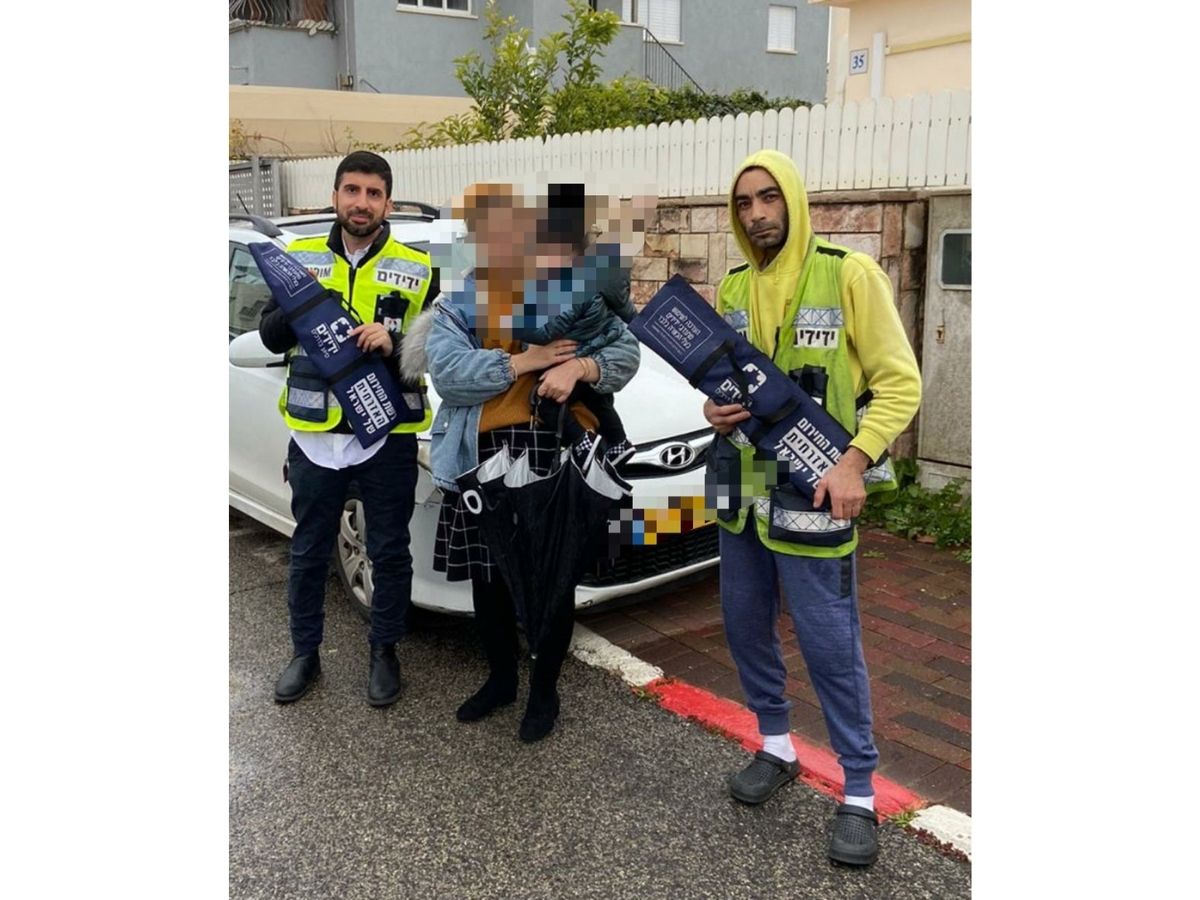 מתנדבי ארגון ידידים לאחר חילוץ הפעוט באור יהודה. צילום: ידידים
